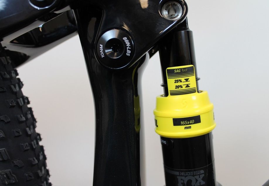 Rubberen ringetje om de achterdemper met sag tool om te kunnen zien of deze binnen de 20% en 25% valt