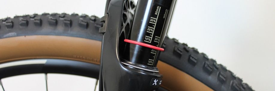 Rubber ringetje om de voorvork om te controleren over de sag klopt