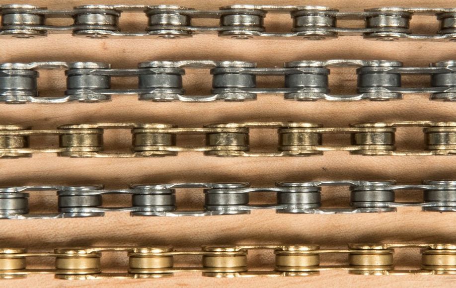 Verschillende kettingen met verschillende materialen, afstanden en breedtes