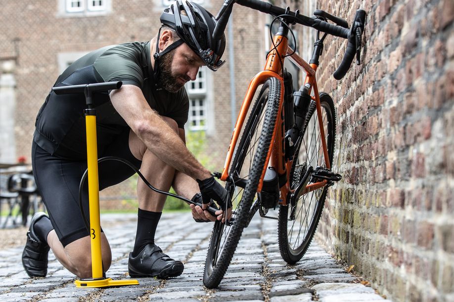 Band oppompen voor je fietsrit met een vloerpomp
