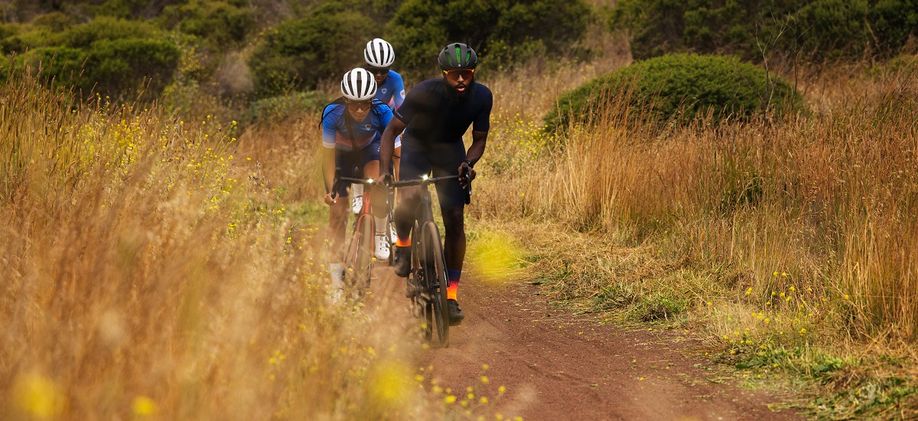 Trek Domane 2023 op gravelstroken