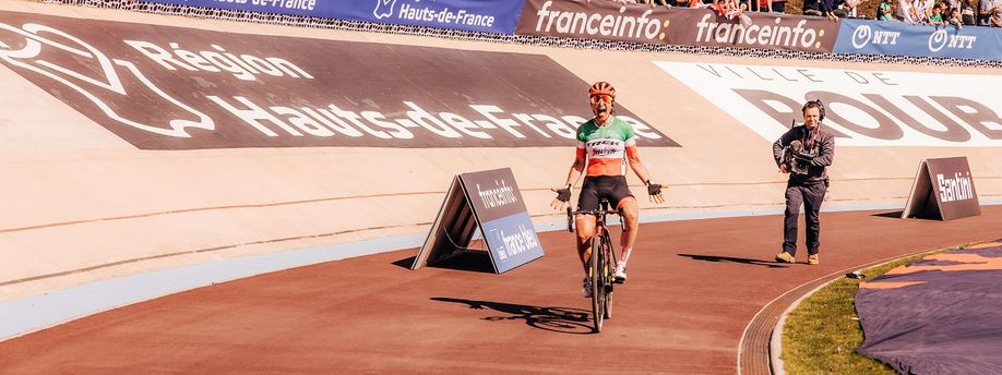 Elisa Longo Borghini als winner van Parijs-Roubaix op de Trek Domane 2023