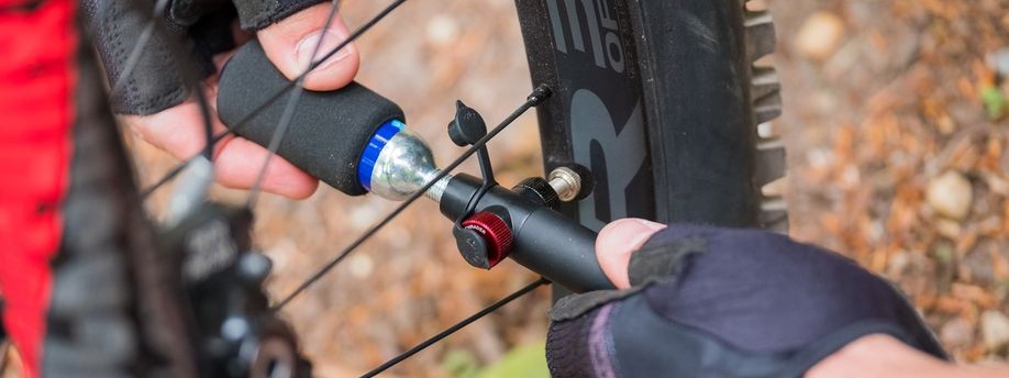 Band oppompen met een CO2 pomp