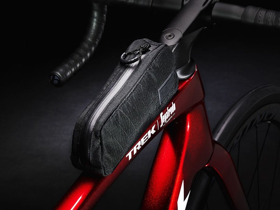 Tas monteren op de bovenbuis van de Trek Domane 2023