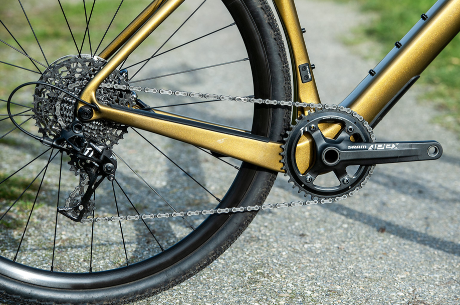 SRAM Apex groepset op de Cervélo Áspero gravelbike met Apex 1 op een gravelpaadje met gras aan beide kanten