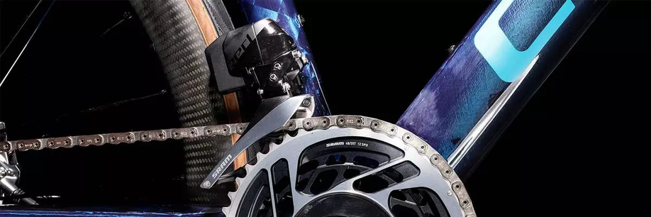 SRAM Red voorderailleur met Yaw technologie op een Cube racefiets met blauwe framekleuren