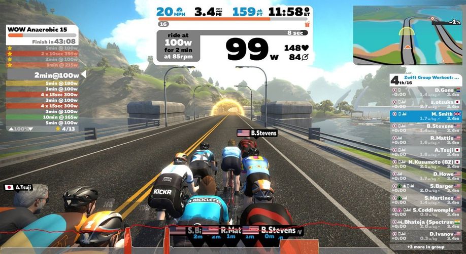 Zwift applicatie waarbij persoon M. Smith bezig is met een groep ride met verschillende wattages op een brug over het water