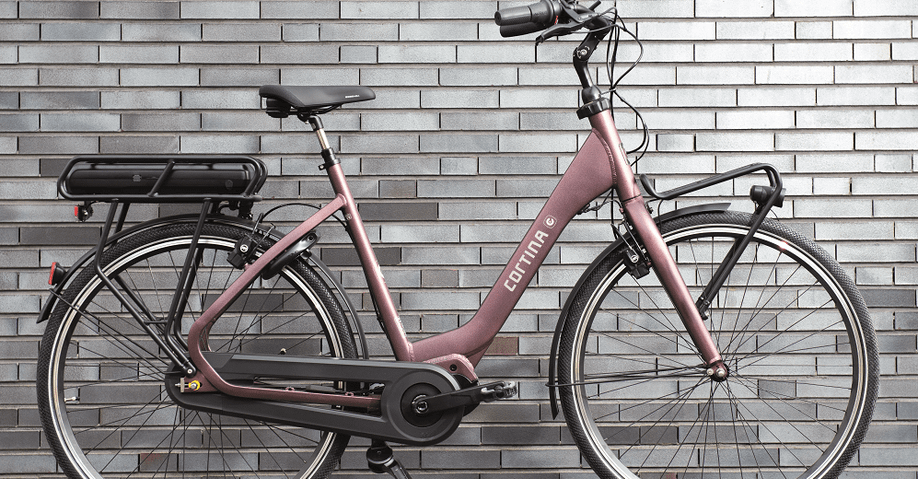 Roze Cortina E-Common Family met Bafang motor voor grijs getegelde muur