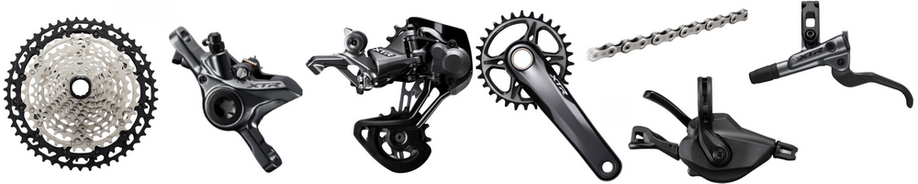 Onderdelen van Shimano XTR; cassette, voorderailleur, achterderailleur, crankstel, ketting, shifter en remhendel