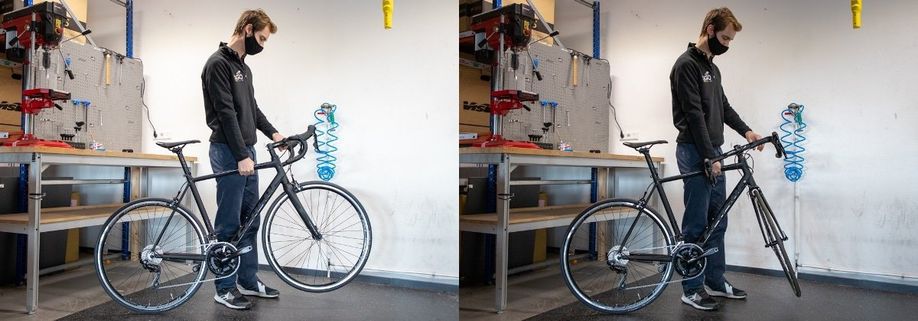 Persoon tilt voorwiel iets op en laat het stuur opzij vallen om te kijken of de topcap niet te strak zit