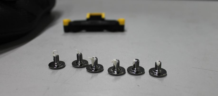 Boutjes voor een schoenplaatje met montagepasta erop en een geel SPD-SL-schoenplaatje op de achtergrond