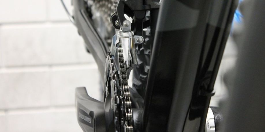 Afstellen van de voorderailleur om deze zo dicht mogelijk bij de ketting te zetten wanneer deze op het binnenste blad staat