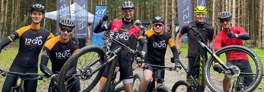 12GO Biking personeel met mountainbikes in het bos