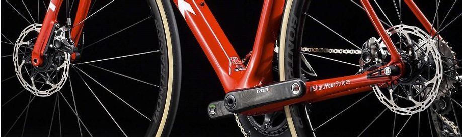 Rode Trek racefiets met quick release steeksas aan de achterkant