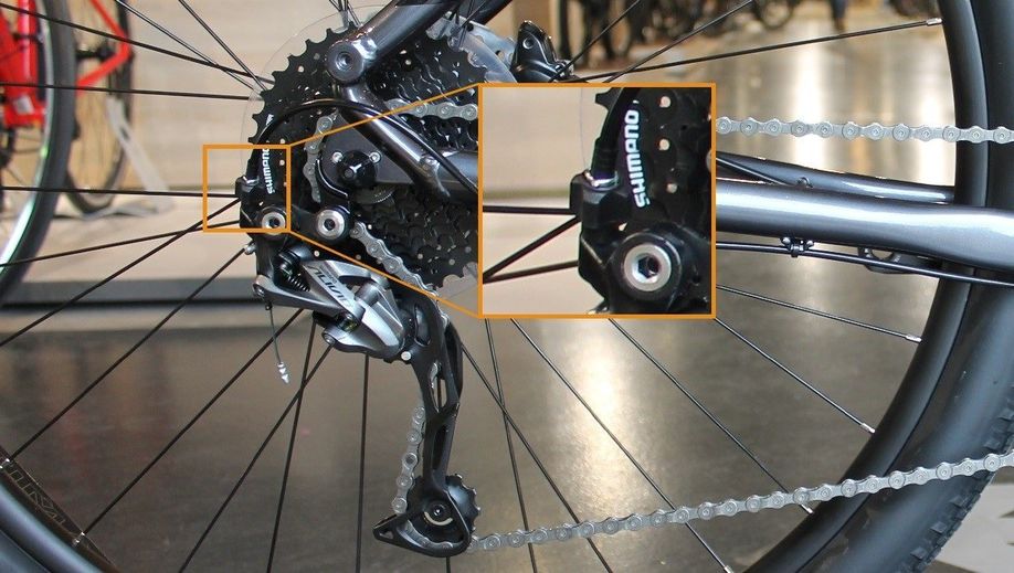 Ingezoomd beeld op een stelnippel van een mountainbike achterderailleur