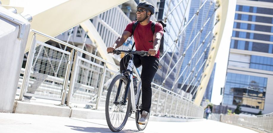 Fietser op een Trek Dual Sport