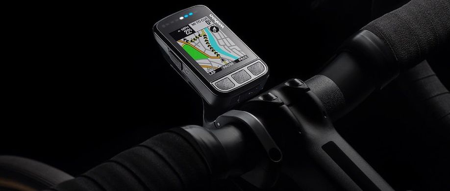 Wahoo ELEMNT Bolt 3 met kaartnavigatie op zwart fietsstuur gemonteerd met zwarte achtergrond