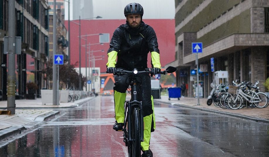Fietsen met regenpak