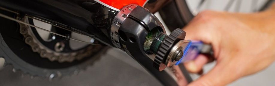 Persoon verwijderd crankdop van de crank door gebruik te maken van een cranksleutel