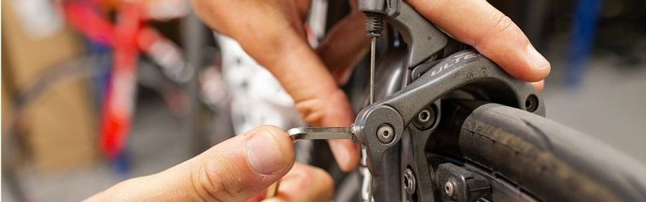 Remkabel wordt gedemonteerd uit de remhoef