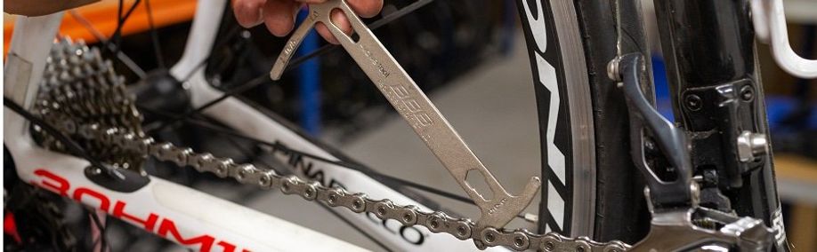 BBB kettingmeter op ketting van racefiets om te kijken hoeveel de ketting al uitgerekt is