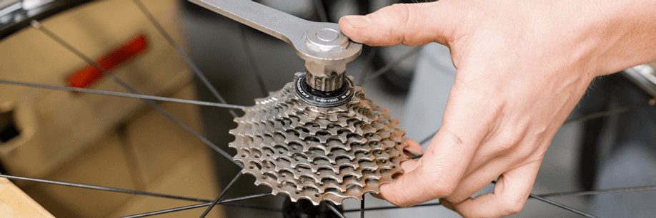 Nieuwe cassette wordt goed vastgedraaid met cassette sleutel