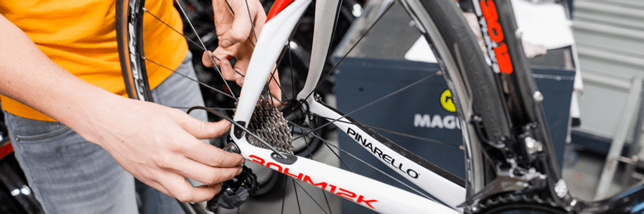 Achterwiel wordt op de juiste plek teruggezet op de racefiets