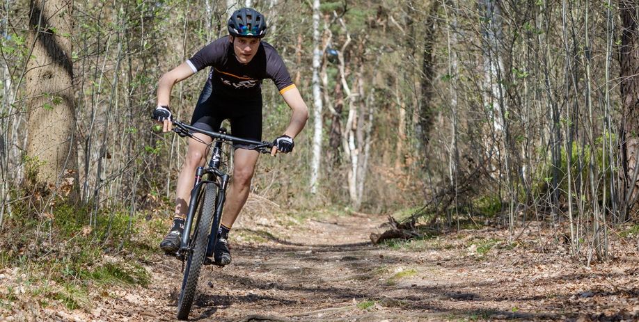 Active houding: Staand op de pedalen, ellebogen en knieën gebogen en vooruit kijken