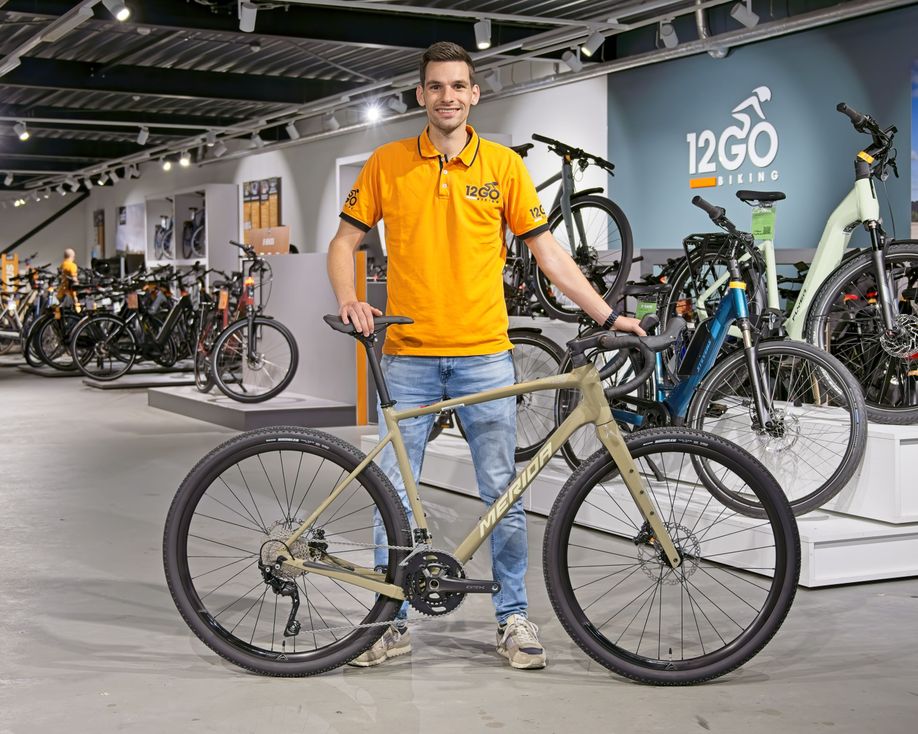 Merida Silex 400 in showroom met 12GO Biking medewerker