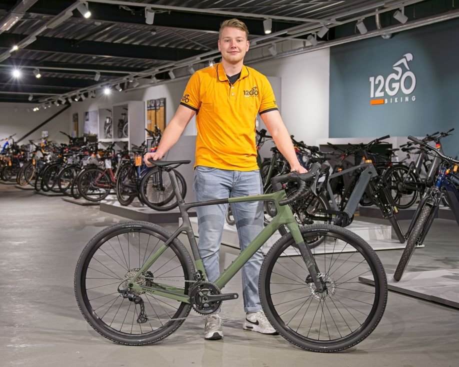Scott Addict Gravel 40 in showroom met 12GO Biking medewerker
