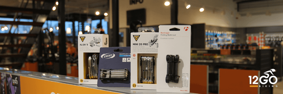 Multitools van verschillende merken op een rij van meer naar minder functies in 12GO Biking winkel
