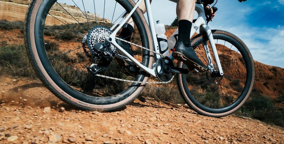 Schwalbe gravelfietsband met breed profiel voor grip op los terrein