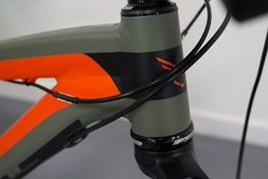 Balhoofd van een groen met rood frame waarbij gebruik gemaakt wordt van een semi-geïntegreerd lagersysteem boven en traditioneel lagersysteem onder