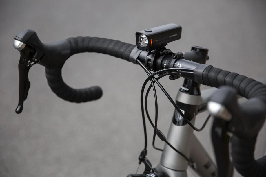 Bontrager voorlicht gemonteerd met klemband op grijze Trek fiets met sportief stuur