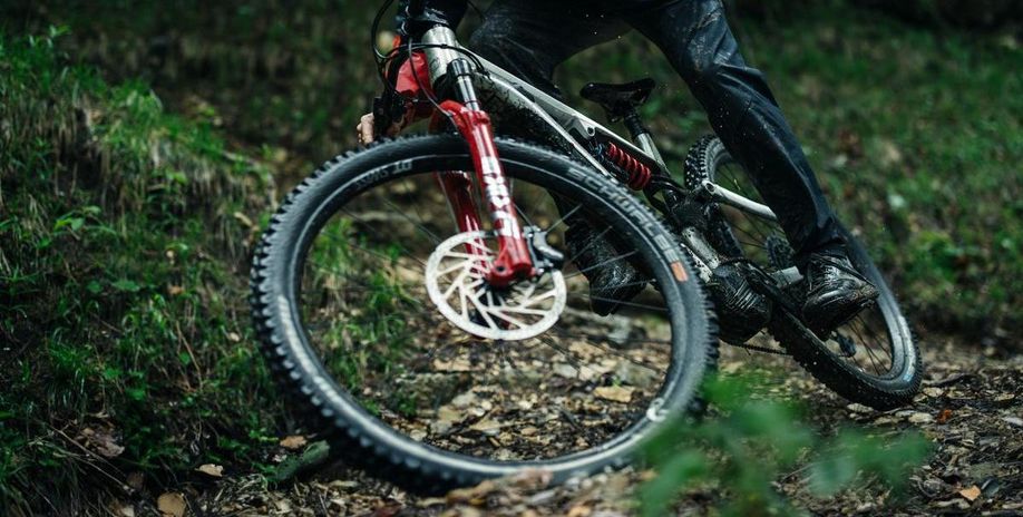 Actiefoto mountainbike in een afdaling
