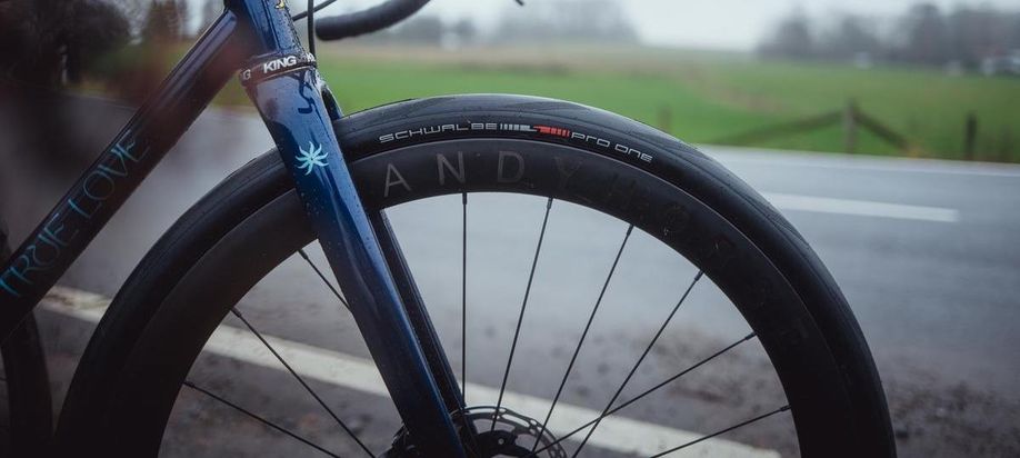 Brede fietsband op racefiets biedt extra grip en snelheid op slechtere wegen