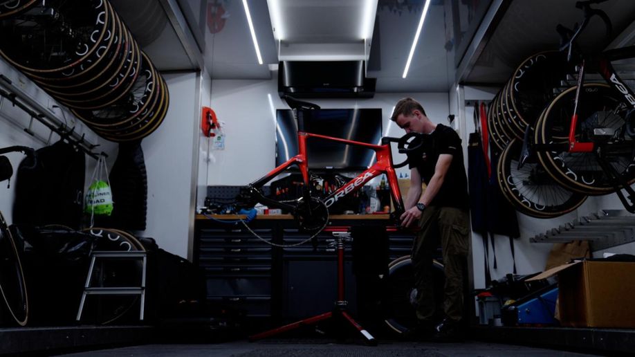 Mechanieker van Lotto Intermarche met een Orbea Orca Aero