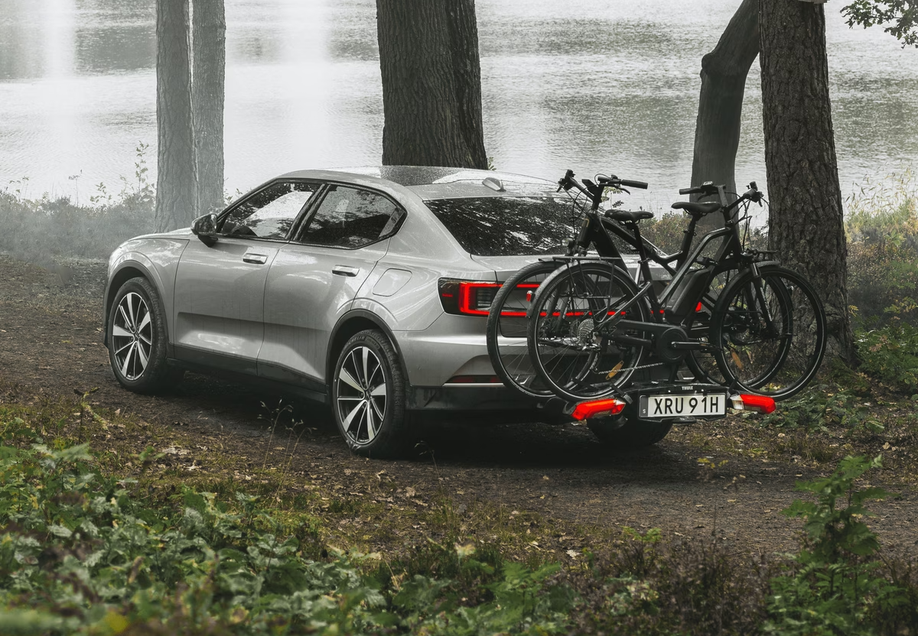 De Thule Epos 2 fietsendrager met twee fietsen gemonteerd achterop een auto in het bos