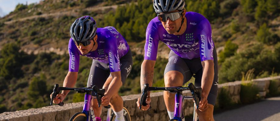 Twee renners van Team Jayco AlUla op hun Giant Propel