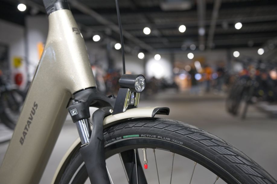 Batavus Finez E-go Power Exclusive Smart Voorlamp in de showroom van 12GO Biking