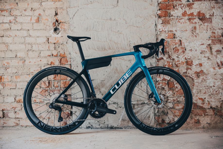 CUBE Agree C:62 Race Blauw voor stenen muur