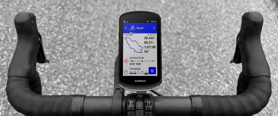 Garmin Edge 1040 op racefietsstuur met ritgegevens over de gereden ronde