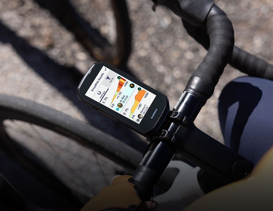 Garmin Edge fietscomputer met helder AMOLED-scherm gemonteerd op het stuur van een racefiets