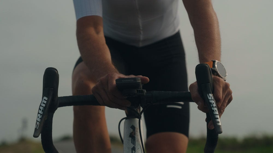 Vooraanzicht van een racefietsers die bezig is met de Garmin Edge 1050 op zijn fiets