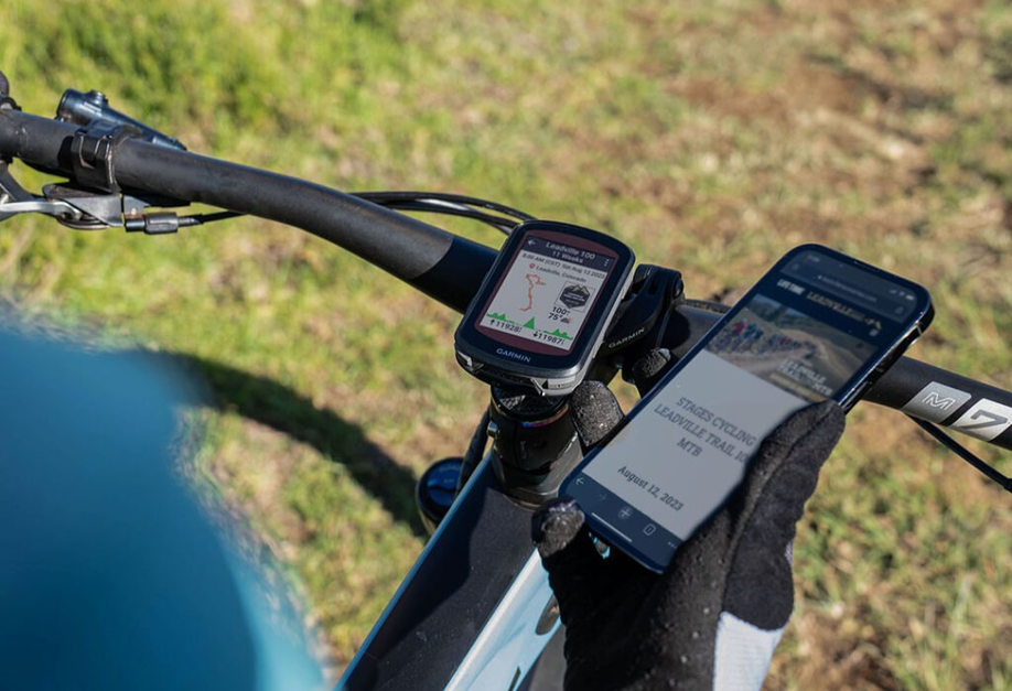 Persoon heeft telefoon met GPX bestand en verstuurd die naar Garmin Edge 540 die op de stuurpen zit