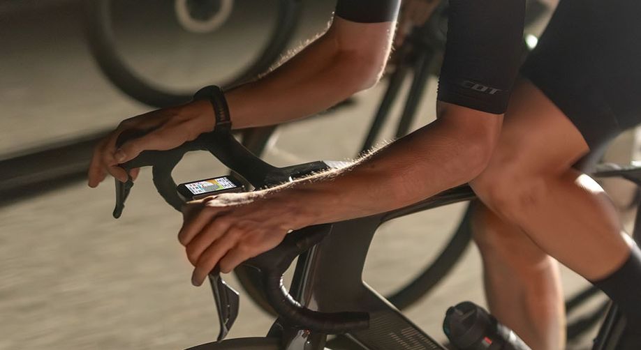 Garmin Edge 850 fietscomputer met fietser die op zijn cockpit ligt op hoge snelheid