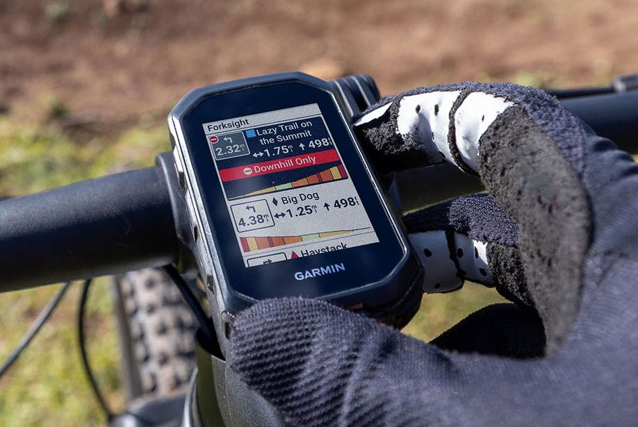 Garmin Edge MTB met Forksight scherm die bedient wordt met de knoppen door een mountainbiker met handschoenen