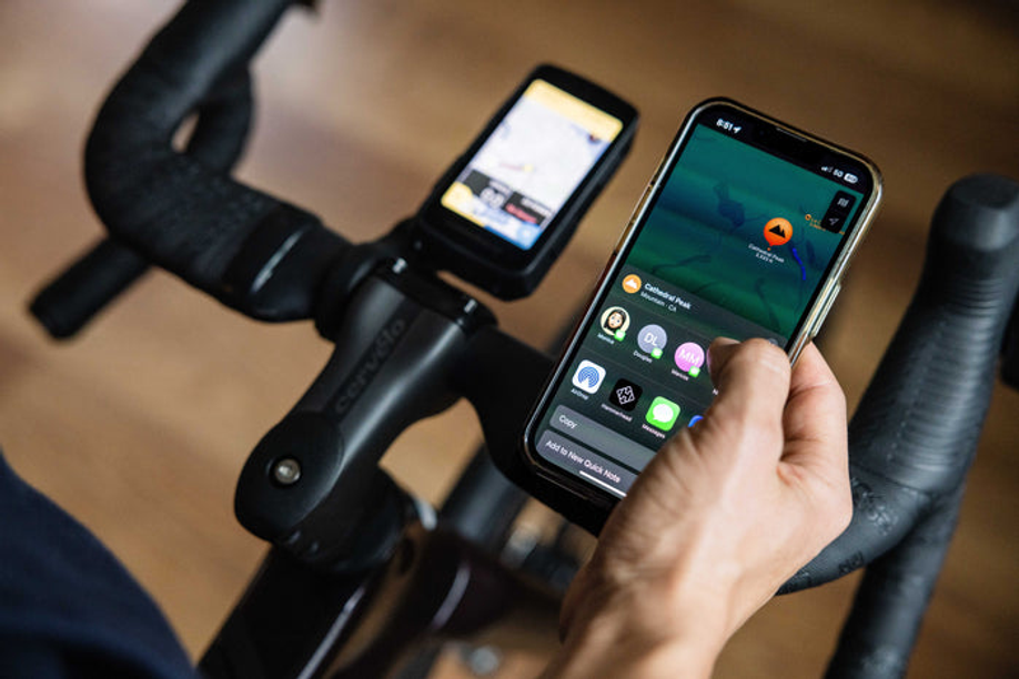 Hammerhead Karoo met iPhone ernaast waarop via Apple Maps een locatie wordt gestuurd voor navigatie van de fietscomputer