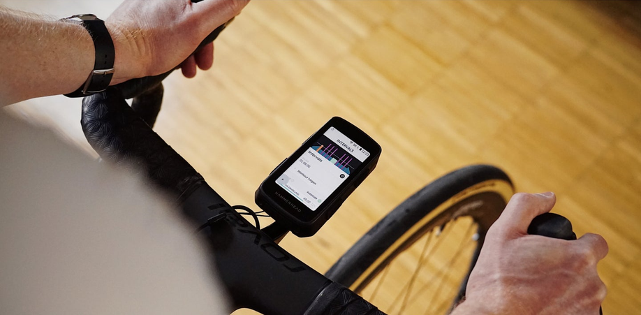 Hammerhead Karoo fietscomputer op een indoor racefiets met een complete interval work-out overzichtelijk op het scherm
