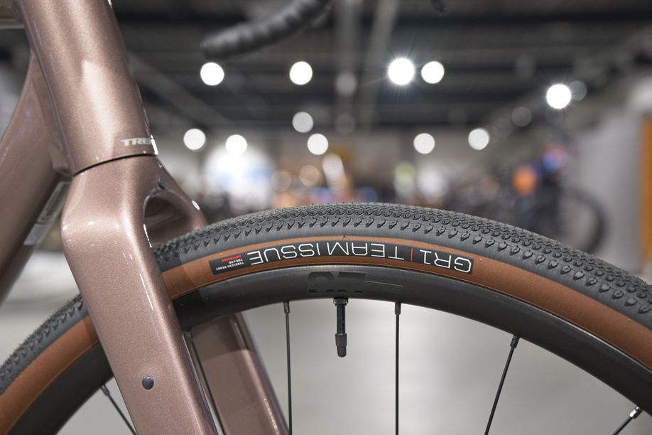 Close-up van de ruimte die het voorwiel van de Trek Checkpoint ALR 5 heeft bij de voorvork